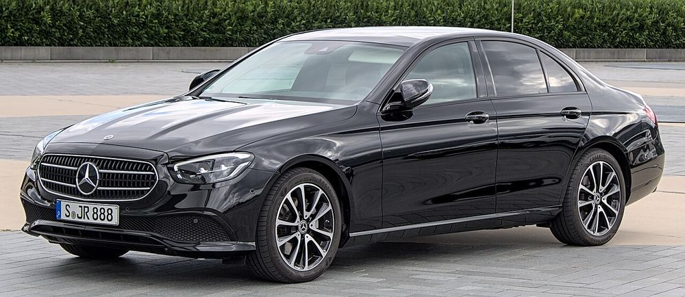 Црн седан Mercedes-Benz E-Class