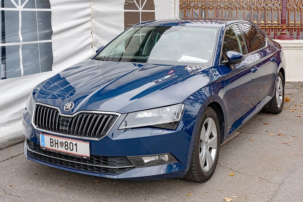 Син седан Škoda Superb