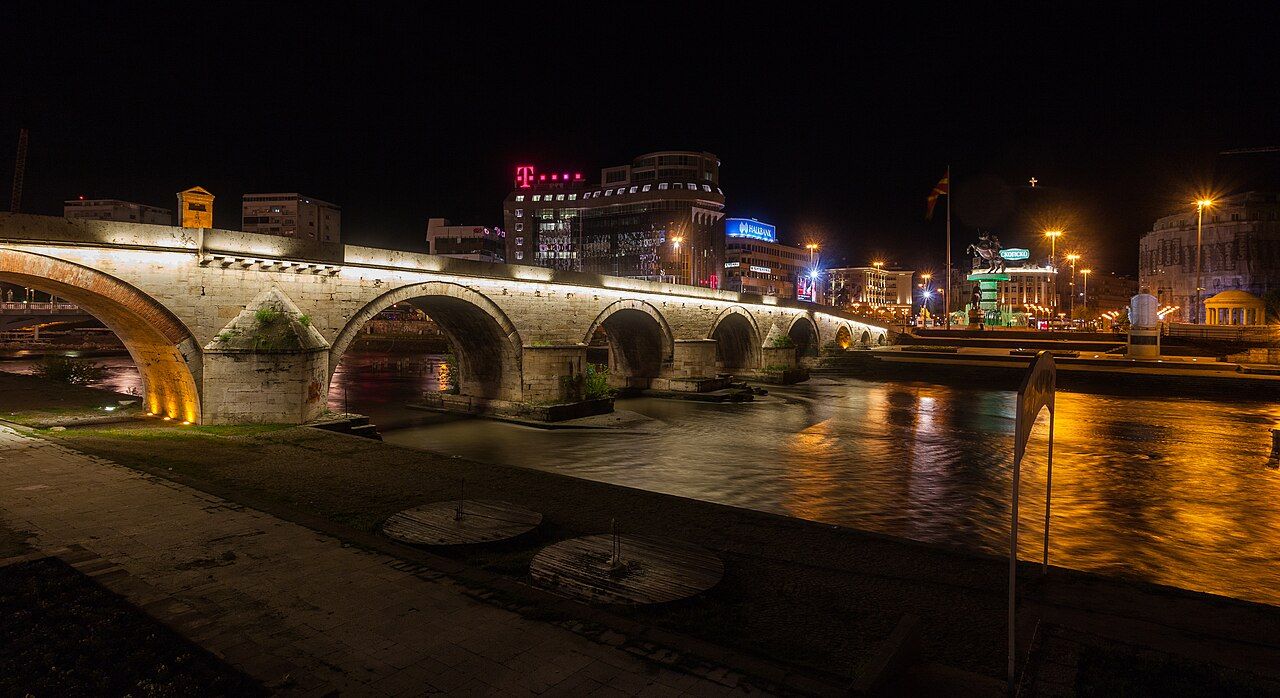 Камениот мост во Скопје навечер