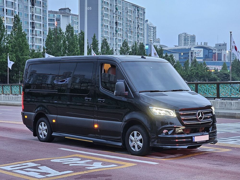 Црн минибус Mercedes-Benz Sprinter