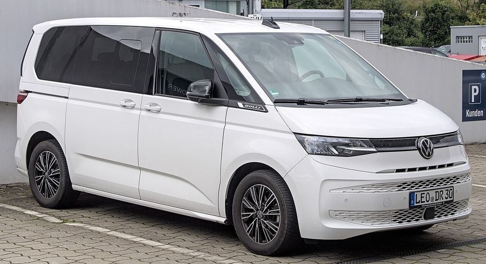 Бел миниван Volkswagen